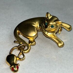 Vintage Gold Tone Cat and Mouse Dangle Brooch Pin with Emerald & Ruby Eyes